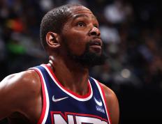 JN体育-杜兰特回归赛场，精彩发挥首场状态亮眼，篮网观众沸腾！的简单介绍