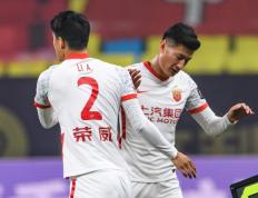 JN体育-包含集结日体能课后，费耶诺德官宣签约备战亚冠，更衣室稳定，高层口径保持一致的词条