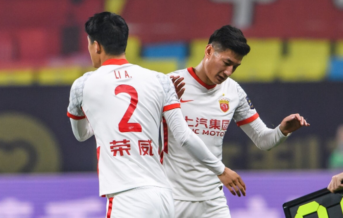 JN体育-包含集结日体能课后，费耶诺德官宣签约备战亚冠，更衣室稳定，高层口径保持一致的词条