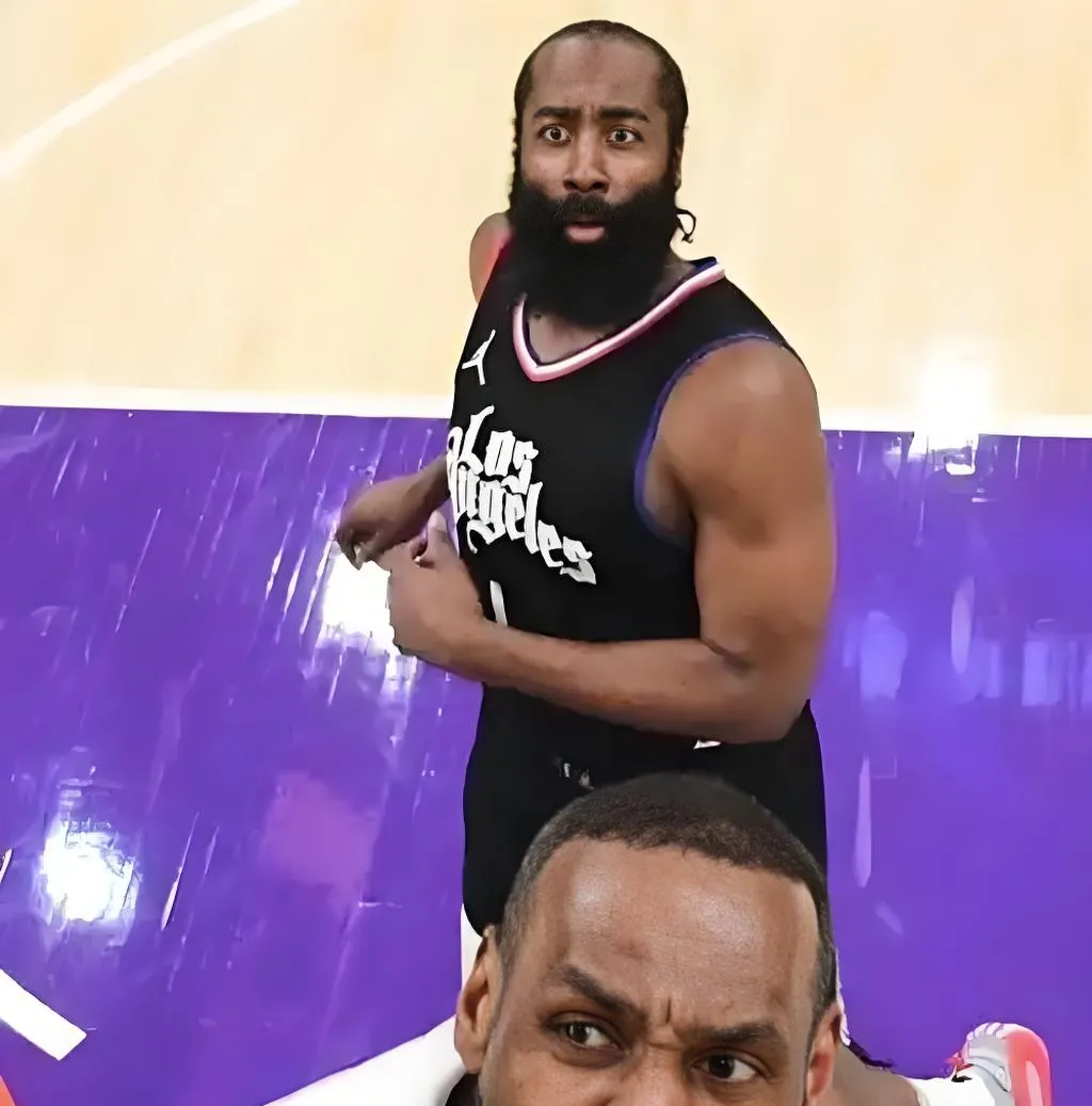 JN体育- 詹姆斯在fpx比赛中回归赛场,关键助攻引发热议的是谁 