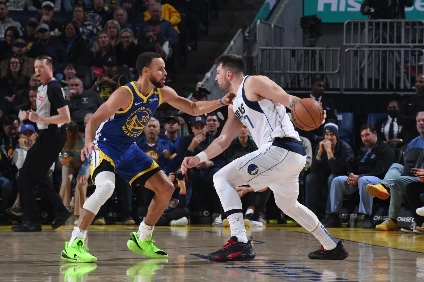 JN体育-东契奇回归赛场，战术调整首场状态亮眼，巴塞罗那观众沸腾！的简单介绍