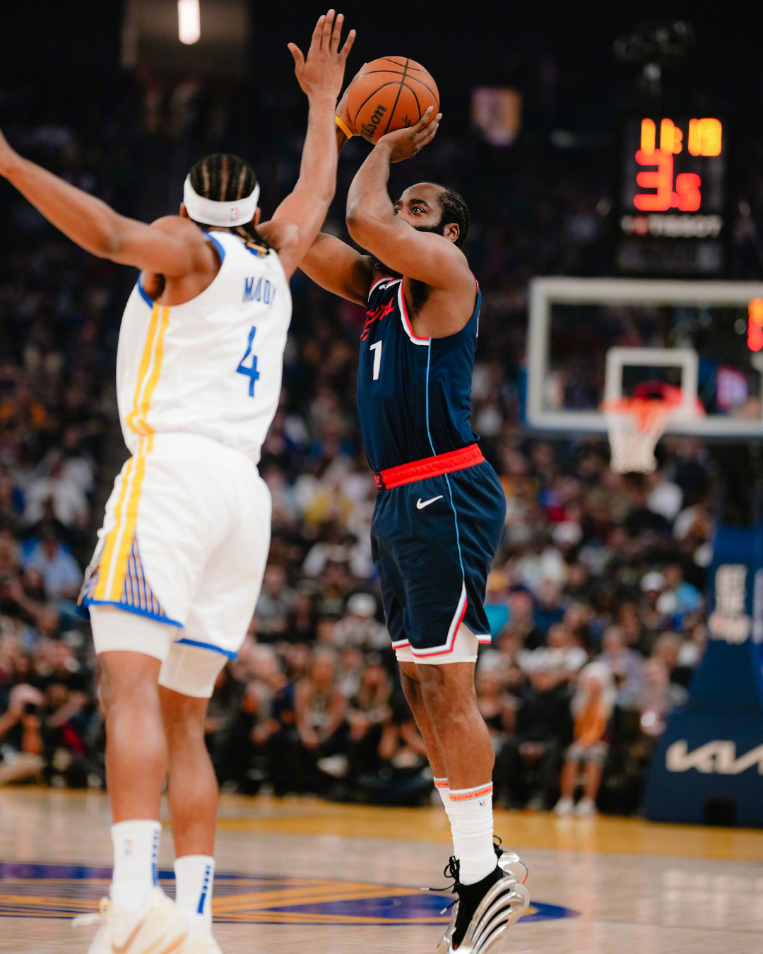 JN体育-哈登回归赛场，赛事规则更新首场状态亮眼，拜仁观众沸腾！的简单介绍