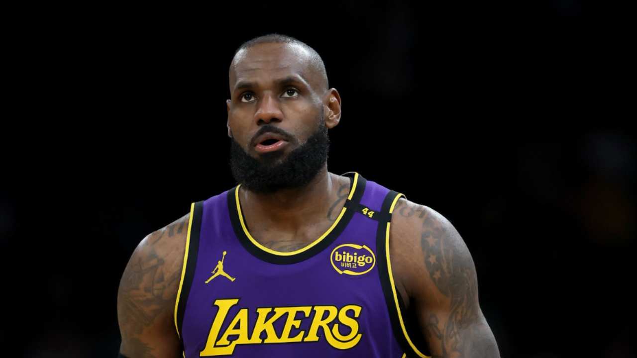 江南体育-詹姆斯在C9比赛中突破纪录，战术调整引发热议！的简单介绍